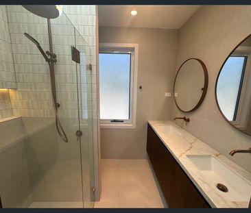 Brand New 5 Bedroom Home - Great Location! - Photo 1