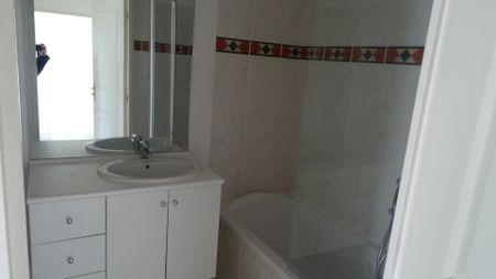 Location Appartement 2 pièces 41m² ST LAURENT DU VAR 06700 - Photo 5