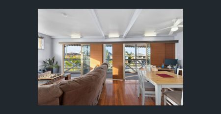 Large Family Home with a pool - Photo 3