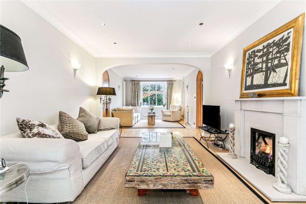 SHORT LET: A fantastic house offering fabulous lateral space and off-street parking. - Photo 1