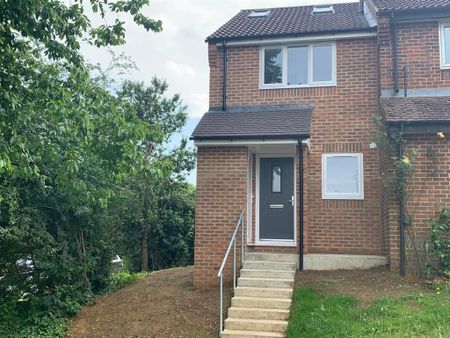 3 bedroom end of terrace house to rent - Photo 4