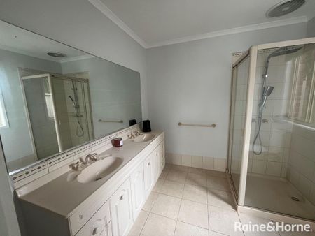 Spacious 3 Bedroom Home - Photo 4