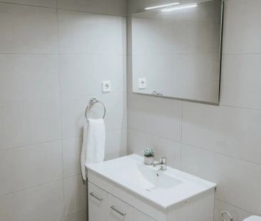Room in a shared 4-bedroom apartment for rent in el Gòtic - Photo 6