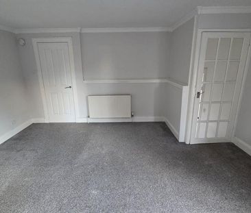 2 bedroom ground floor flat to rent - Photo 2