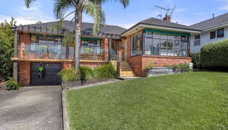 Charming 3BR Remuera Home w/ Parking - Photo 3