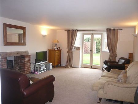 Individual and spacious detached family house, in this sought after village. - Photo 2