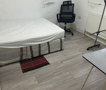 Room in a Shared House, Lodge Road, CR0 - Photo 4