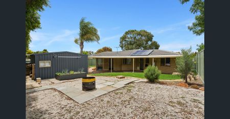 Immaculate , modern property with a large powered workshop - Photo 2