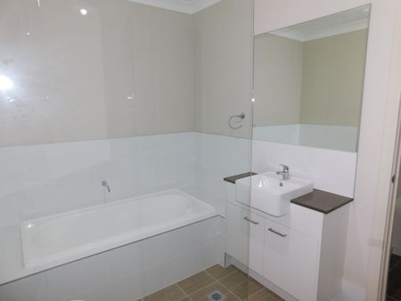 Modern Family Home - Photo 4