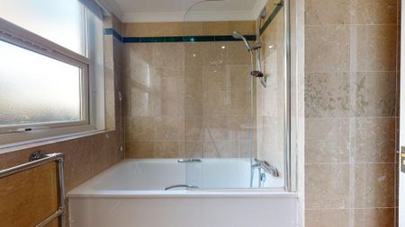 3 bedroom flat to rent - Photo 4