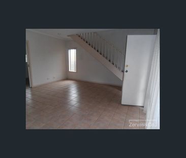 Lovely Two-Bedroom Townhouse – Great Location! - Photo 2