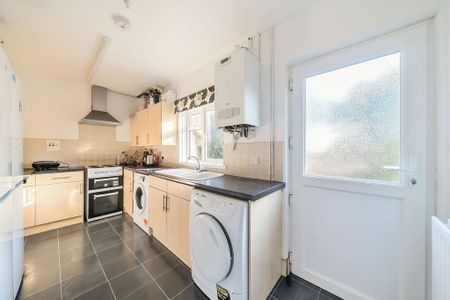 5 bedroom semi-detached house to rent - Photo 5