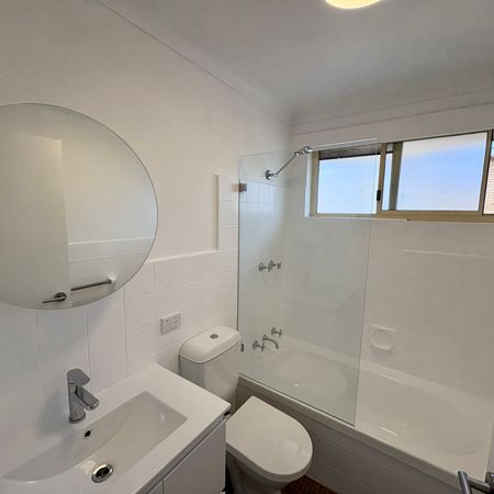 Relaxed Home Living with leafy outlook - Photo 4