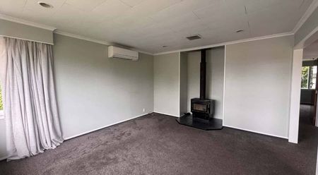 A comfortable and functional home in a convenient location. - Photo 2