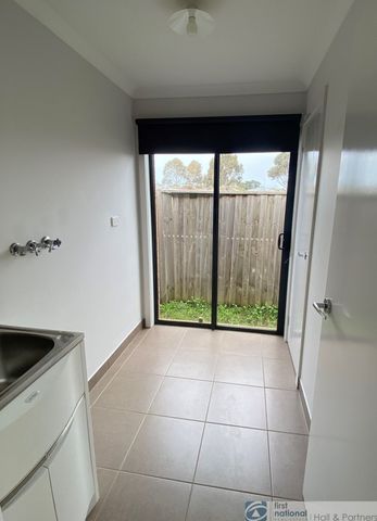 1 Merlot Way, Clyde North - Photo 4