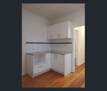 Family friendly, spacious & surrounded by parks - Photo 2