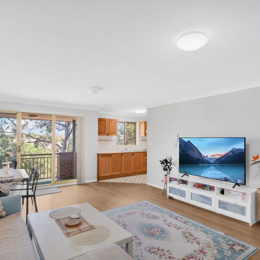Spacious Top-Floor Apartment in Prime Westmead Location - Photo 1