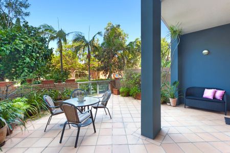 Stylish Garden Apartment with Private Entrance and Oversized Terrace - Photo 4