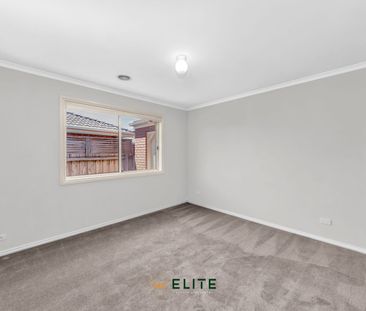 Just a short stroll to local shops and the beautiful Lake! - Photo 1