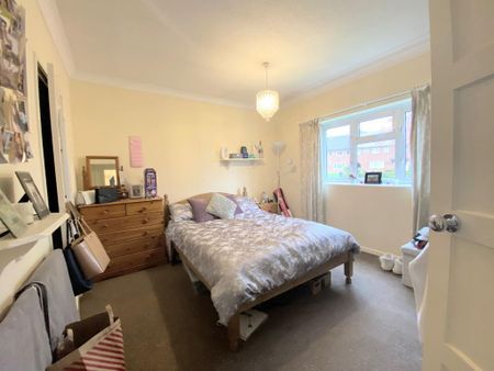 4 bedroom semi-detached house to rent - Photo 5