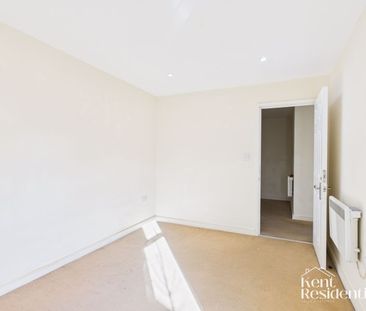 2 bed flat to rent in Cossack Street, Rochester, ME1 - Photo 1