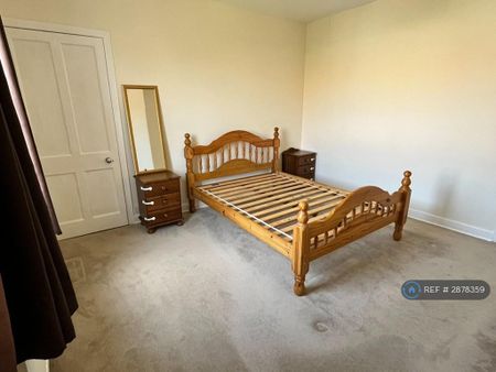 3 bedroom flat to rent - Photo 3