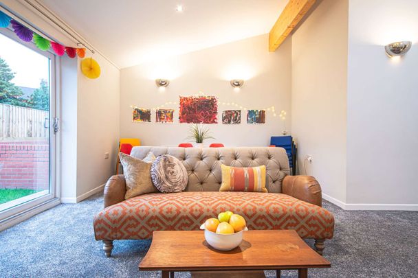 Stylish kitchen and hair/makeup station! - Photo 1