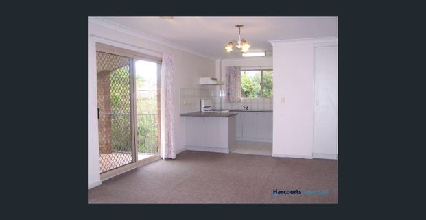 Convenient and Spacious Coorparoo Unit - Photo 1