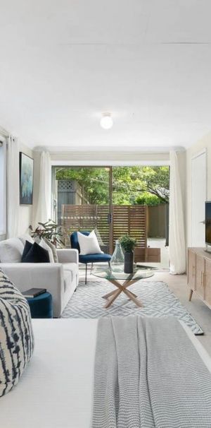 Fully Furnished Private One Bedroom Flat with Private Courtyard - Photo 1