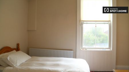 Bright room in 4-bedroom apartment in Terenure, Dublin - Photo 4