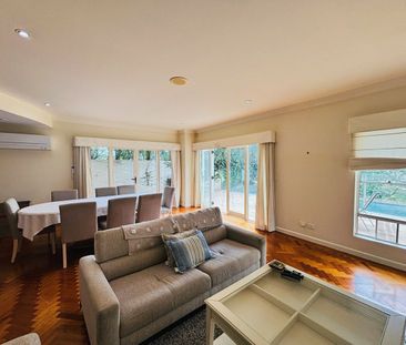 Elegant Two-Storey Home with Pool and Stones throw to Kalinga Park - Photo 4