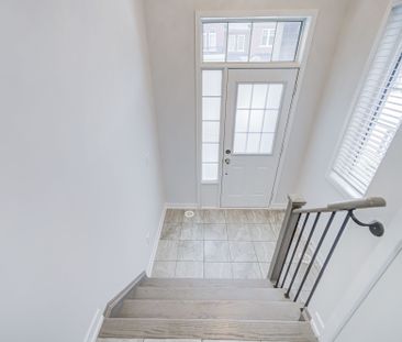 For Lease - 7 Heswall Lane, Newmarket, Ontario - Photo 2