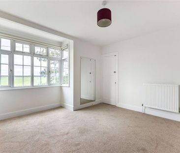 A beautiful three bedroom semi-detached cottage with views over the... - Photo 3