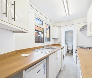 2 bedroom House in Watlington Street, Reading - Photo 4