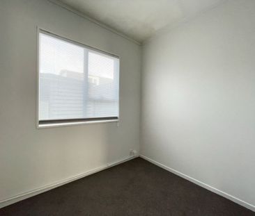 2 Bedroom in sunny Stokes Valley entrance - Photo 6