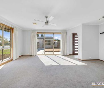SPACIOUS, SINGLE LEVEL HOME - Photo 3