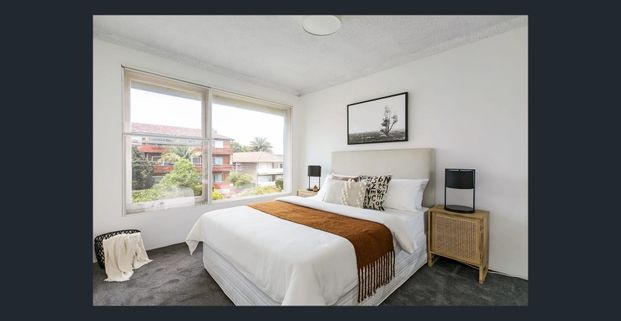 Immaculately refurbished two-bedroom apartment - Photo 1