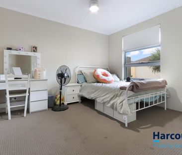 Spacious Family Home Overlooking Parkland - Photo 6