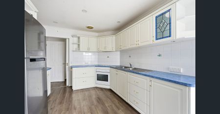 Comfortable Family Home with Large Yard and Workshop - Photo 5