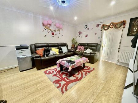 3 bedroom detached house to rent - Photo 2