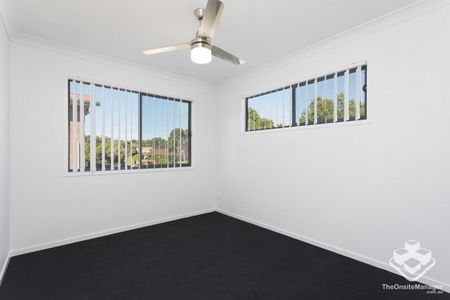 Modern 4 Bed Townhouse - Ducted air conditioning - Photo 3