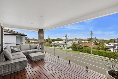 Spacious 3 Bedroom Townhouse - Luxury Living & Ocean Glimpses! - Photo 4