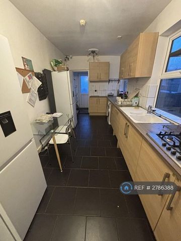 1 bedroom in a house share to rent - Photo 4