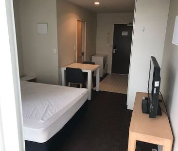 Central Auckland Studio Gem w/ Balcony - Photo 6