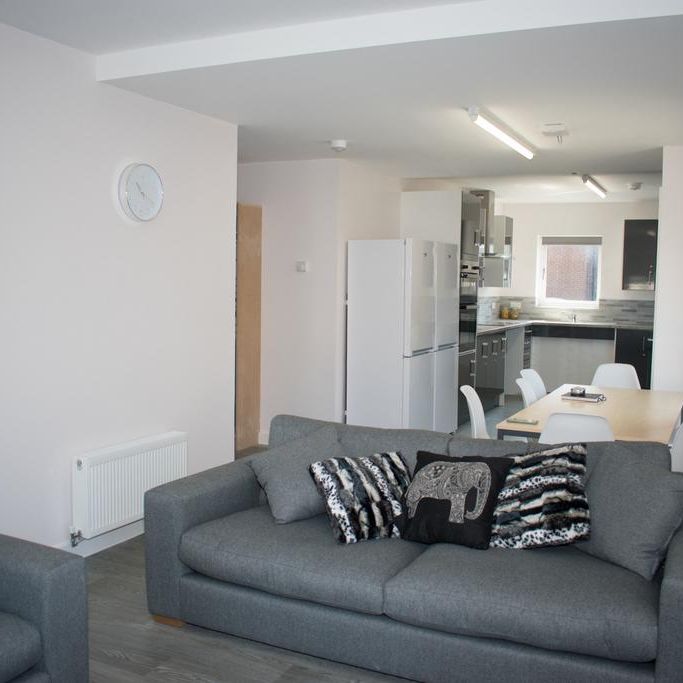 8 bedroom private hall to rent - Photo 1