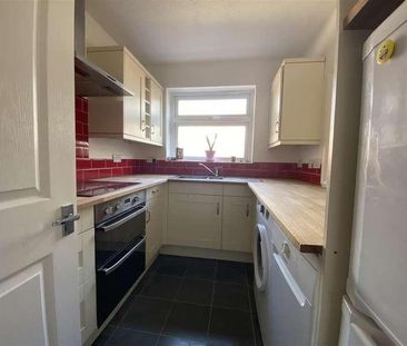 Sycamore Grove, New Malden, KT3 - Photo 2