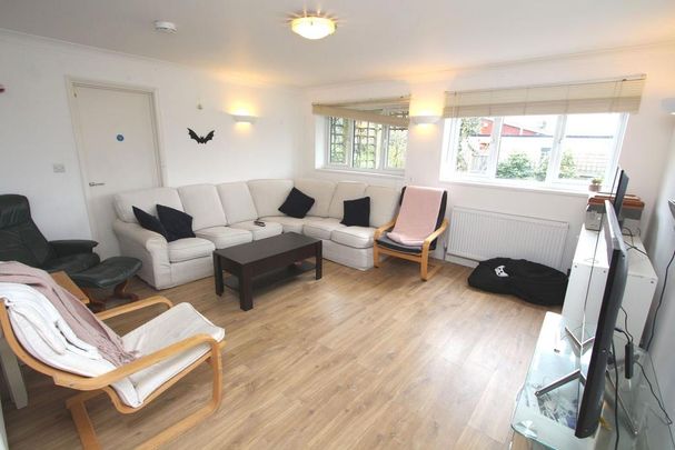 6 bedroom semi-detached house to rent - Photo 1