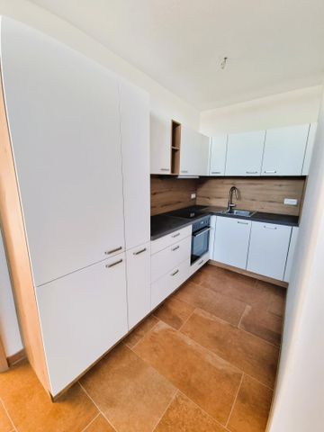 Neuwertige 2-Zimmer-Dachgeschosswohnung mit Balkon und Fernblick - Foto 4