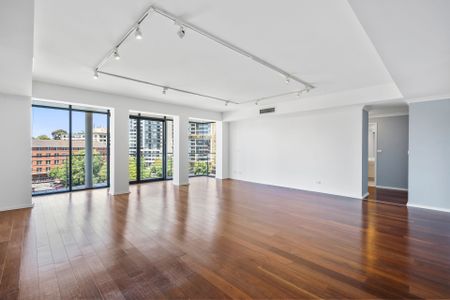 Sunlit Apartment in Arts Precinct - Photo 5