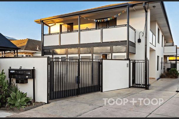 Stylish Beachside Apartment with Private Courtyard. - Photo 1